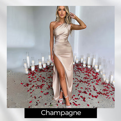 Satijnen maxi-jurk met één schouder gedrapeerde split